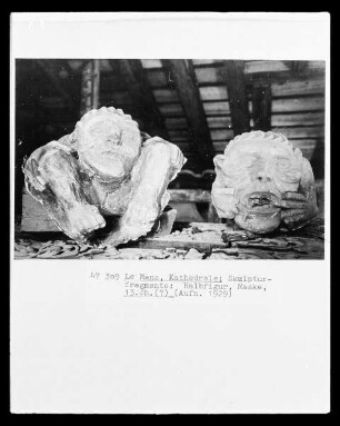 Halbfigur eines hockenden Mannes