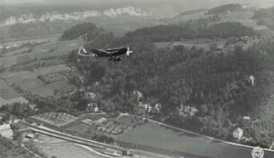 Elbtal bei Rathen, Blick von der Bastei auf Sportflugzeug Klemm L-30 bei einem Reklameflug für Sturm-Zigarettenfabrik Arthur Dreßler