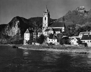 Donaufahrt Passau-Wien-Budapest. Dürnstein (Niederösterreich). Stadtansicht mit Pfarrkirche Mariä Himmelfahrt (1733) von der Donau