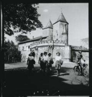 Arbeitsmaiden des Reichsarbeitsdienstes vor der Portes des Allemands in Metz