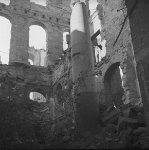 Dresden nach der Bombardierung vom 13./14. Februar 1945. Ruine der Sophienkirche am Postplatz. Inneres