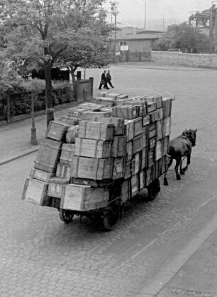 Dresden, Pferdefuhrwerk, beladen mit Kisten