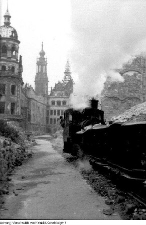 Dresden, Altstadt. Enttrümmerung im Gebiet Zwinger / Residenzschloß mit Feldbahn ("Trümmerbahn"), um 1952/1955