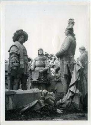 Abgebaute Standbilder der Siegessallee