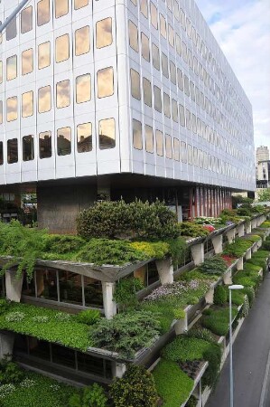 Lausanne - Begrüntes Hochhaus : Ein begrüntes Geschäftshaus in der City, aufgenommen am 20. Mai 2010 in Lausanne