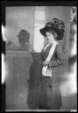 Hamburg: Dame ("nette Hamburgerin, mit der sich Eugen von Frauenholz gut vertrug") vor einer Wand mit Fenster (zum Fotografen blickend)