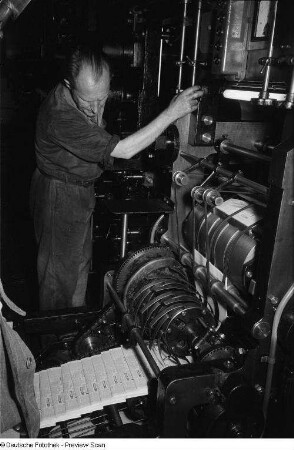 Arbeiter an einer Druckmaschine