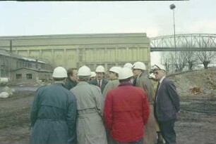 v Personengruppe, h Labor Leuna, Hochbunker, Hochbrücke, von SW
