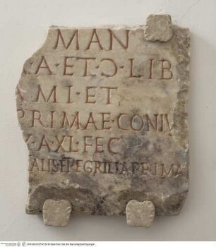 Tafelfragment mit Grabinschrift "[Dis] MAN(ibus) // ...PRIMAE CONIV[]"