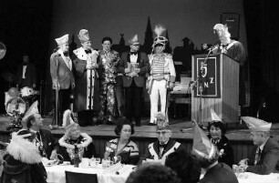 Freiburg: Kolpinghaus; Vizepräsident der Karnevalsgesellschaft Rot-Weiss Speyer, Dr. Pfützer; Präsident der Badisch-Pfälzischen Karnevalsgesellschaft, Leo Mutzbauer, Freiburg; Richard Fahr, Breisgauer Narrenzunft am Pult