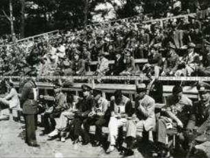 Zuschauer beim Modernen Fünfkampf während der Olympischen Spiele 1936