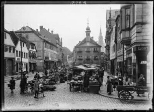 Bad Kissingen, Marktplatz, Blick über den Platz mit Marktständen zum Alten Rathaus mit Städtischer Sparkasse