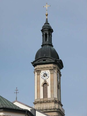 Turm der Stadtpfarrkirche St. Oswald, Marktplatz in Traunstein, Bayern