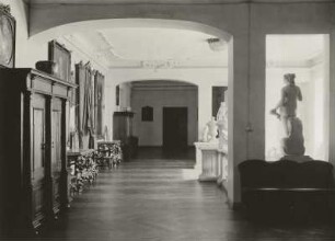 Diesbar-Seußlitz. Schloss. Diele im 1. Obergeschoss
