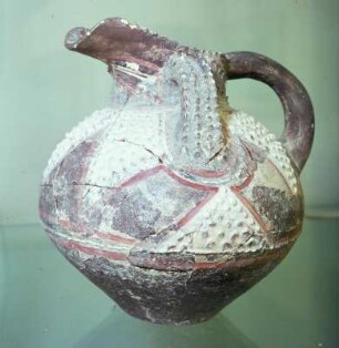 Schnabelkanne aus Agia Triada : Iraklion. Archäologisches Museum. Schnabelkanne aus Agia Triada mit Barbotinedekor, Höhe: 16 cm. 19. Jh. v. Chr. P65