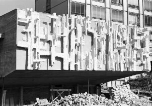 Freiburg: Uni-Bauten, Plastik "Raumknoten" am Institut (Ausschnitt)