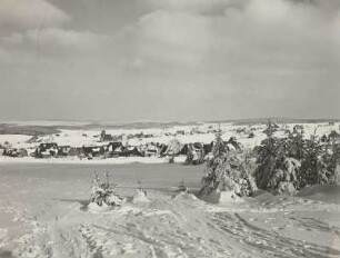 Zinnwald-Georgenfeld. Ortsansicht von Westen, vorn Georgenfeld