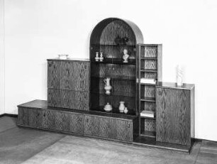 Anbauwand Mario : Leipzig. Leipziger Herbstmesse, 1986. Anbauwand Mario. Holz, folienbeschichtet in Eichenholzoptik (P 43) (1986; VEB Möbelwerk Friedrichroda)
