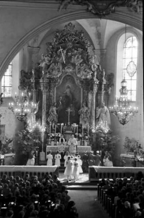 St. Märgen: Erstkommunikanten in der Kirche; Blick zum Altar von oben