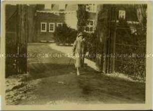 Prinzessin Hermine vor dem Torhaus von Haus Doorn