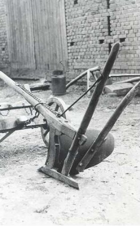 Landwirtschaftliches Arbeitsgerät in Sabrodt : Land- und Viehwirtschaft - Bodenbearbeitung und -pflege. Ort: Zabrod / Sabrodt. Haus Nr. 7. Karrenpflug.
