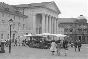 Blumenmarkt auf dem Karlsruher Marktplatz