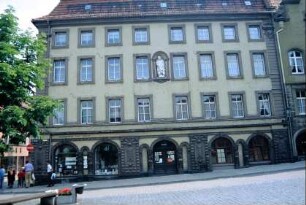 großes Eckgebäude am Hauptmarkt