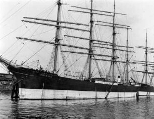 Hafenrundfahrt im Hamburger Hafen : Am Kail liegt das Segelschulschiff "Priwall"