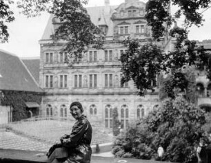 Schloss Heidelberg : Auguste Louise Schulz (Ehefrau des Fotografen) auf einer Brüstung sitzend. Im Hintergrund Schlosshof