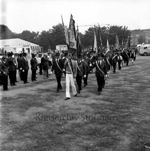 Schützen- und Volksfest: Veranstalter Heimatring und Ahrensburger Schützengilde: Umzug: Stormarnplatz: Einmarsch der Fahnenabordnungen: im Hintergrund links Festzelt, 25. August 1974