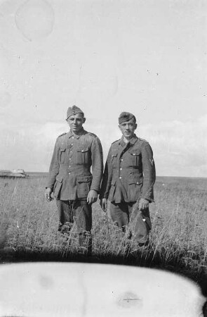Zweiter Weltkrieg. Frontbilder. Sowjetunion. Zwei Angehörige der deutschen Wehrmacht vor ebener Landschaft