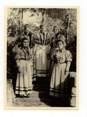 Käthchen von Heilbronn und ihre vier Ehrendamen auf der Treppe zum Wartbergturm (von links nach rechts): Elisabeth Weingand, Erika Gehring, Ilse Hopfengärtner (Käthchen), Erika Landerer, Margarete Meyle