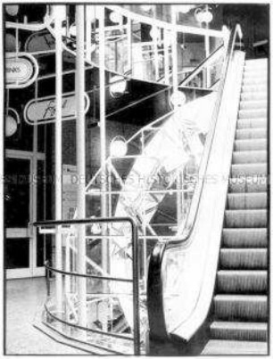 Blick auf eine menschenleere Rolltreppe (Altersgruppe 14-17)