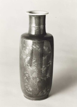 Vase mit puderblauem Fond und Goldmalerei