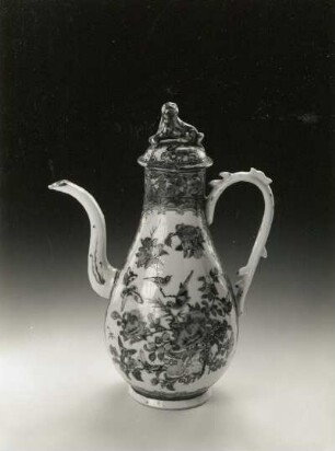Kaffeekanne (China, E. 19. Jh.; Porzellan, Aufglasurmalerei; Höhe 27,8 cm; Staatliche Kunstsammlungen Dresden (SKD)