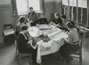 Ausstellung von Schülerinnenarbeiten : Handarbeiten, Mädchenoberschule, Ausstellung, Dresden, 1938