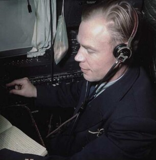 Navigator im Cockpit : Portrait des Navigators im Cockpit der Lufthansamaschine auf dem Flug nach Warschau