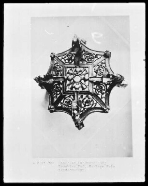 Leuchter mit Figurenschmuck