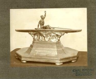 Ehrenherausforderungspreis für den sächsischen Achter (Pokal) : Ehrenherausforderungspreis für den sächsischen Achter (Pokal). Metall (1911; C. Brose)