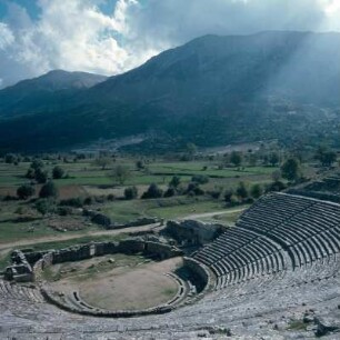 Theater, Dodona : Dodona, Zeus-Heiligtum. Das Theater mit Sitzrängen für 15.000, die Orchestra römisch erweitert, öffnet sich gegen das Tomaros-Gebirge