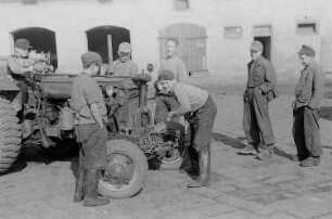 Reportage vom Volksgut Struppen : Jugendliche beim Starten eines Traktors