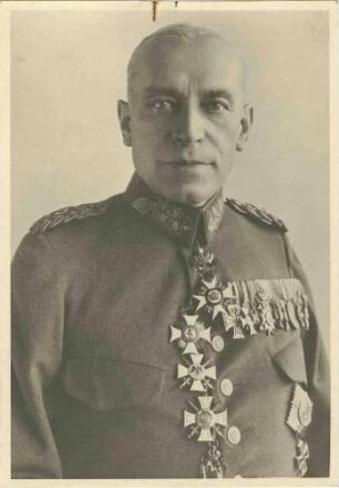 Fritz von Triebig, Generalmajor, Kommandeur der 222. Infanterie-Division in Uniform mit Orden, Brustbild