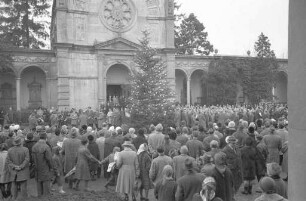 Weihnachtliche Feierstunde auf dem Hauptfriedhof, gestaltet von der Blaskapelle "Harmonie" und der Sängergruppe Karlsruhe.