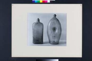 Foto: Zwei Schraubflaschen aus Glas