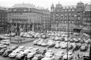 Straßburg: Verkehr am Place Kleber mit Münsterspitze