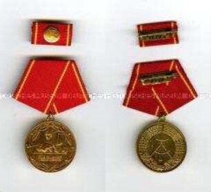 Medaille für treue Dienste in den Kampfgruppen der Arbeiterklasse mit Interimsspange in Gold, Sonderstufe