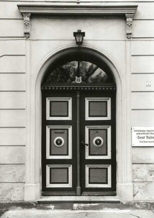 Haldensleben. Bülstringer Straße, Polytechnische Oberschule "Ernst Thälmann" (heute Otto Boye Grundschule). Eingangsportal