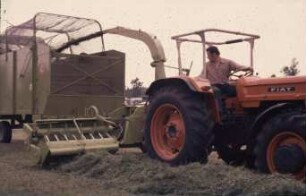 Fotografie: Ernteverfahren, Feldhäcksler angebaut, Grassilage, Umhängeverfahren