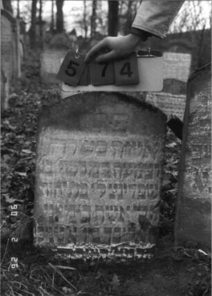 Grabstein 574 (Index: 100115330) Material: Sandstein Zustand: verwittert Maße HxBxT: 61x44x8 cm Beschreibung: Stele mit Segmentbogenabschluß: Grabstein 574