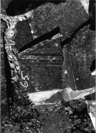 Grabstein 65 (Index: 99796395) Material: Sandstein Zustand: verwittert Maße HxBxT: 0x0x0 cm Beschreibung: Stele, giebelartiger Abschluß, Fragment: Grabstein 65